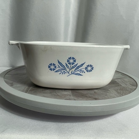 Vintage 1970's Corning Ware White Dish with Blue Floral Motif P-1½2-B .1½QT - Picture 3 of 11